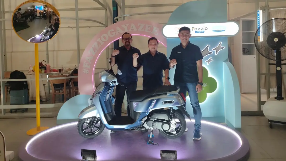 Dari kiri, TM Service dan Sparepart PT STSJ Yamaha Ilham Wahyudi bersama Deputy Dirctor PT STSJ Yamaha Rifany Widjaja, dan Chief Area in East Java Kalimantan PT YIIM Tintan Gunawan saat mengenalkan produk Yamaha Fazzio dengan warna terbaru.