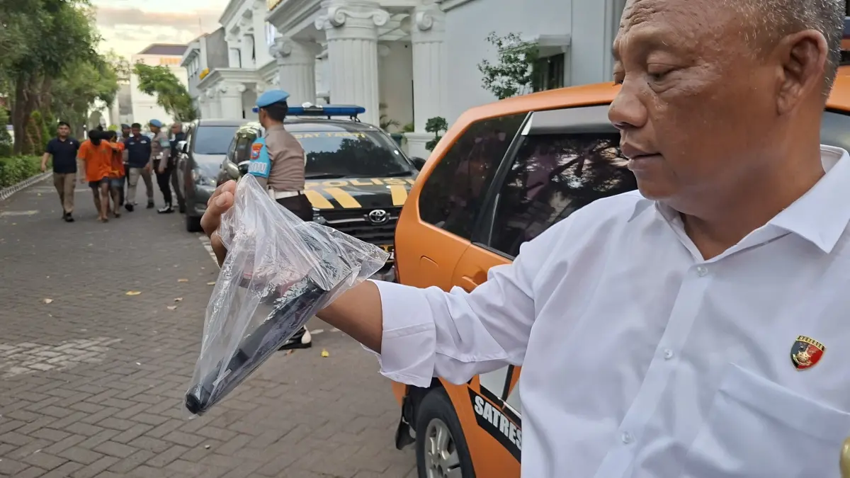 DIAMANKAN: Kasatreskrim Polrestabes Surabaya AKBP Edy Herwiyanto menunjukkan senjata airsoft gun yang diamankan dari komplotan curanmor antarkota. (M MAHRUS/RADAR SURABAYA)