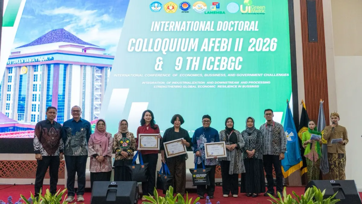Foto bersama narasumber dan pimpinan FEB UPN Veteran Jawa Timur pada rangkaian International Doctoral Colloquium AFEBI II 2026 & 9th ICEBGC di Surabaya. (ISTIMEWA)
