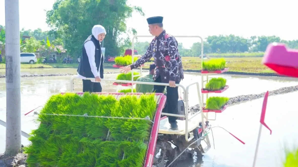Gubernur Khofifah bersama Bupati Madiun Hari Wuryanto. (Biro Adpim) 
