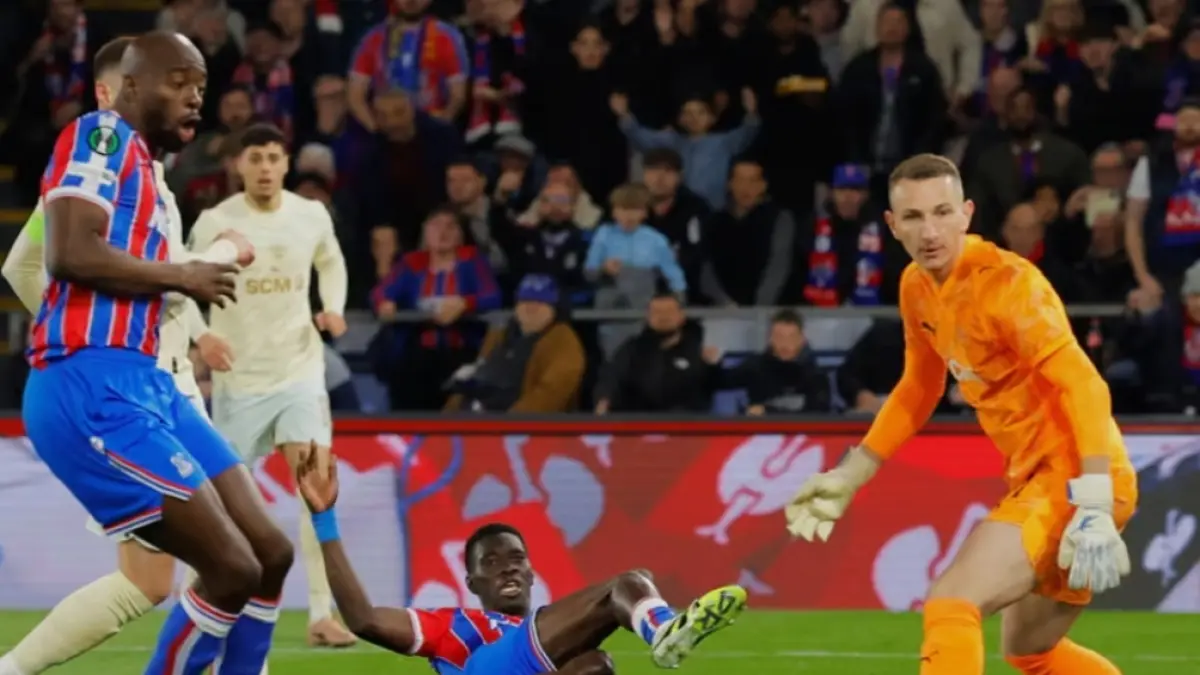 Ismaila Sarr (tengah) jadi penentu kemenangan Crystal Palace (The Guardian). 