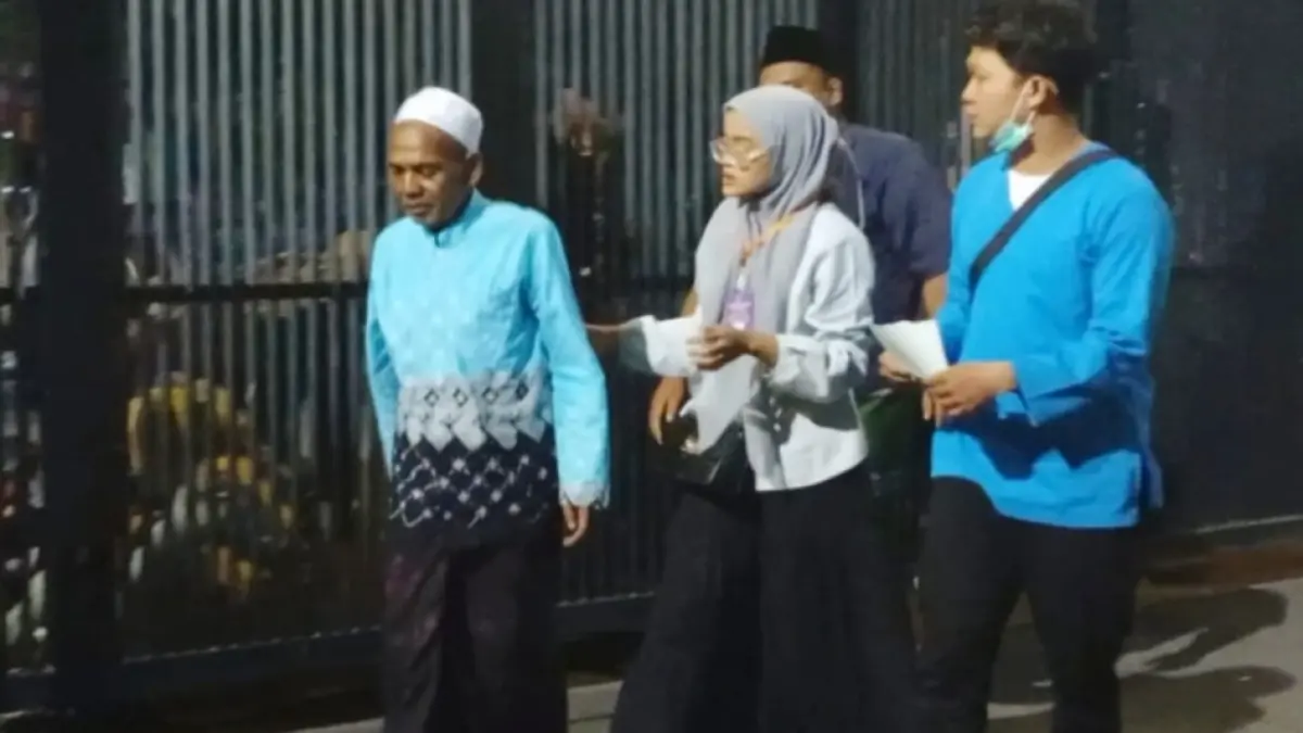Mualiful Karim saat ditenangkan petugas karena mengamuk di Asrama Haji. (Rahmat Sudrajat). 