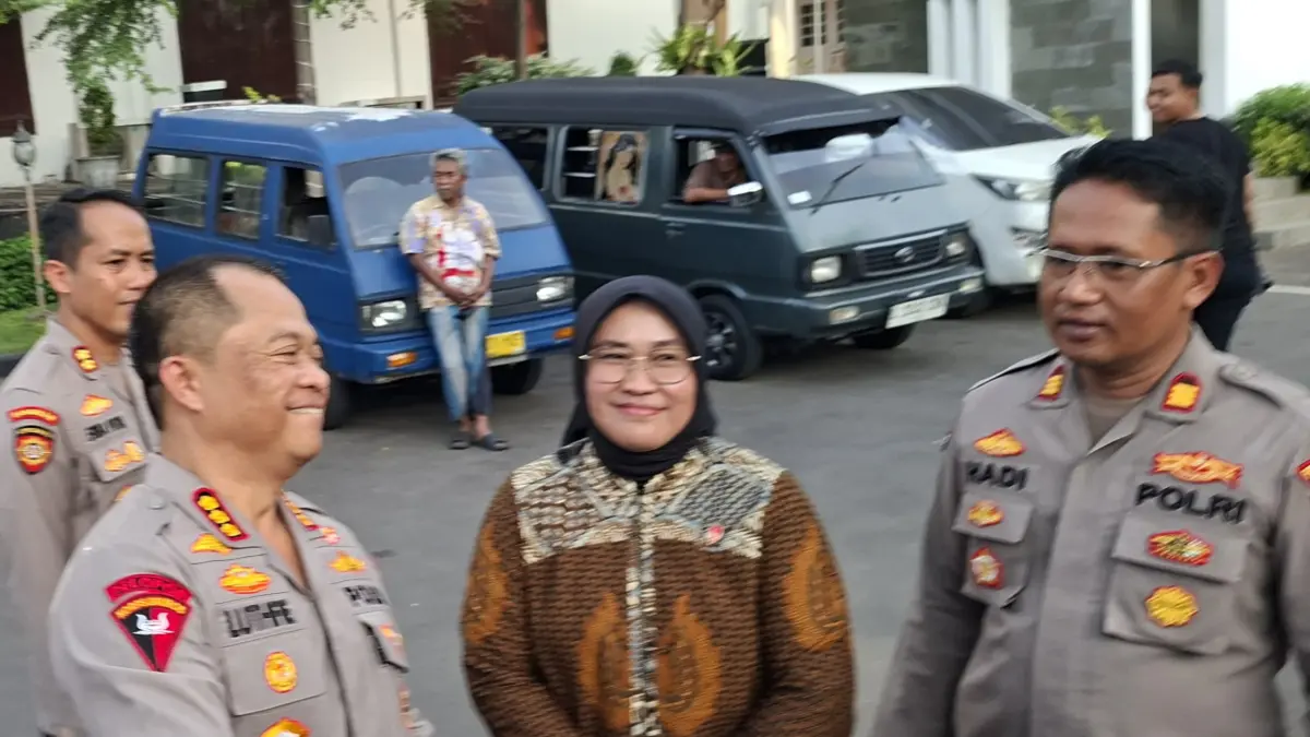 PENJELASAN: Kasatres PPA dan PPO Polrestabes Surabaya Kompol Melatisari (tengah) saat menjelaskan kronologi bapak rudapaksa anak kandungnya. Saat ini, sang bapak sudah ditahan.(IST/RADAR SURABAYA)