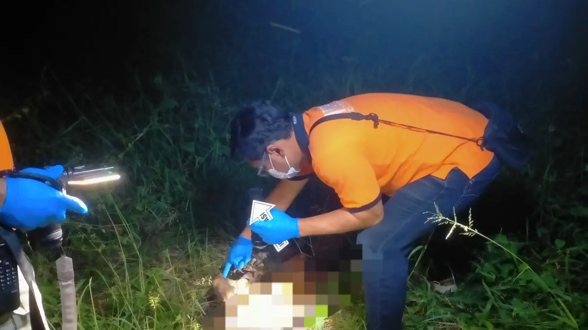 PENYELIDIKAN: Polisi masih menyelidiki penemuan tulang manusia di semak-semak Jalan Sememi Kidul, Surabaya.(IST/RADAR SURABAYA)