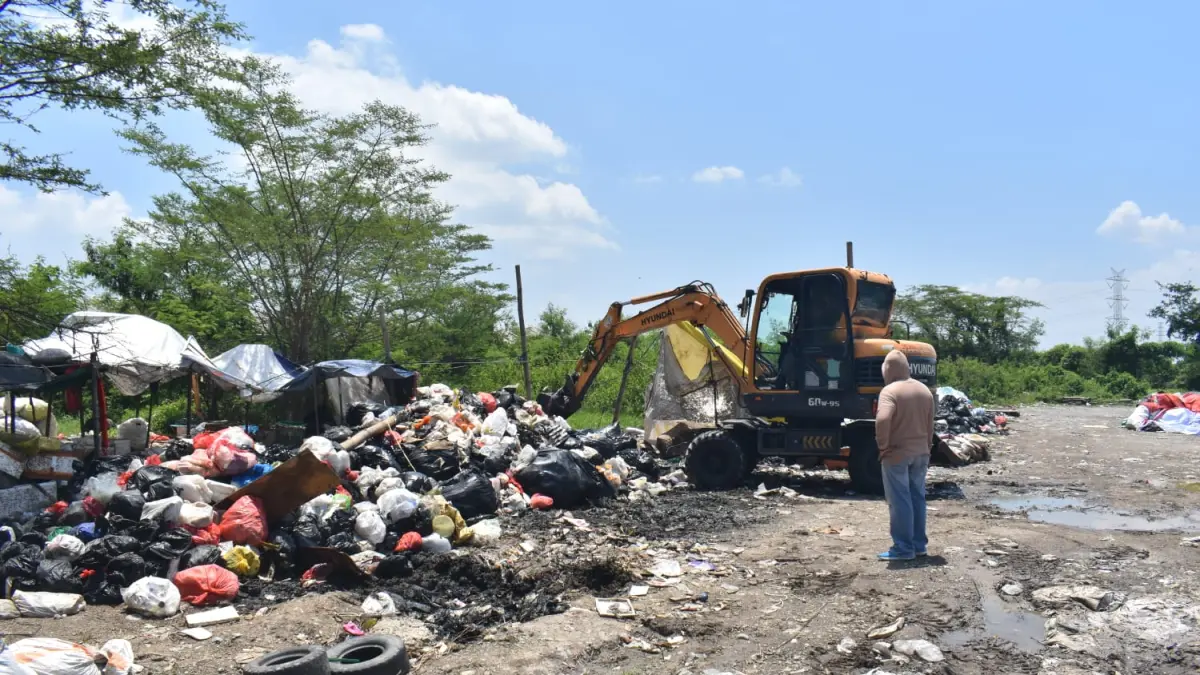 TEGAS: Pemkot Surabaya akan memberikan hukuman malu bagi permbuang sampah liar. Denda ternyata tidak membuat jera.(IST/RADAR SURABAYA)