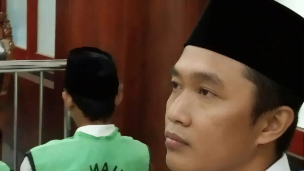 TUNTUTAN: Terdakwa Gaffar mengaku menjual pil ekstasi agar dapat gratis di diskotek wilayah Surabaya.(IST/RADAR SURABAYA)