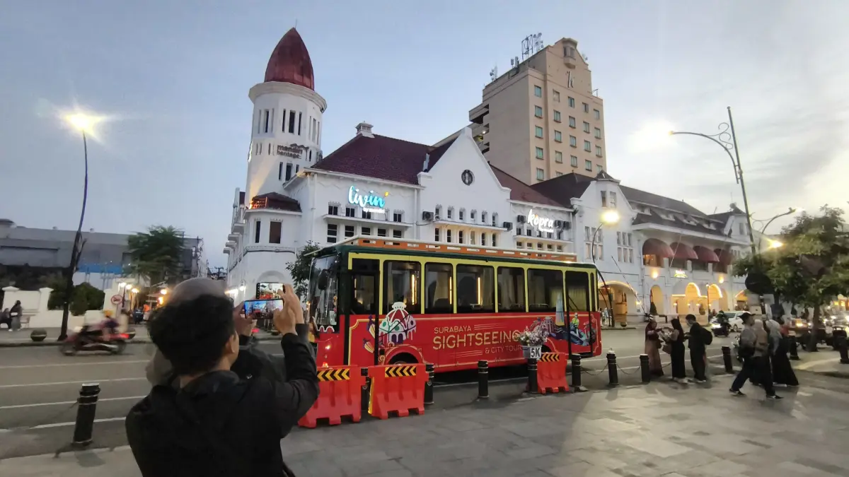 BERKUALITAS: Awak media saat mencoba kualitas kamera Motorola di kawasan Kota Lama Surabaya.