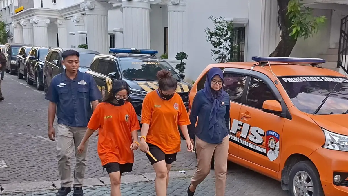 DIAMANKAN: Tersangka LA bersama pembantu yang menyekap lansia berinisial KC saat diamankan Polrestabes Surabaya. Korban disekap pacar anaknya ini selama setahun dan tabungan Rp 2 miliar dikuras.(MAHRUS/RADAR SURABAYA)