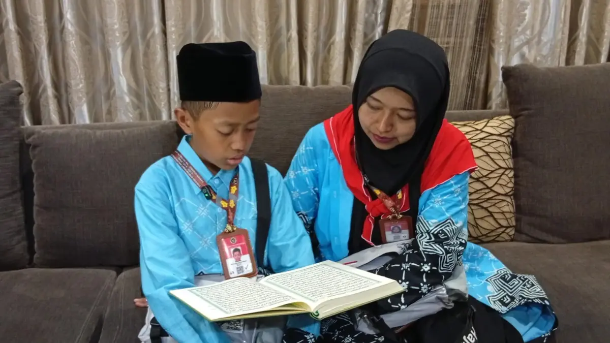 HAFALAN: Fardhan bersama ibunda saat berada di Asrama Haji Sukolilo. Ia menjadi haji termuda dari Bali yang berangkat lewat Embarkasi Surabaya. (IST/RADAR SURABAYA)