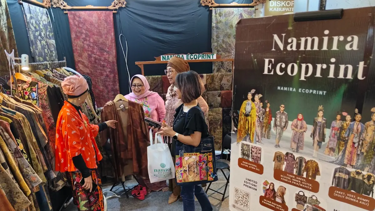 JUJUGAN: Namira Ecoprint memamerkan koleksi fashion di pameran Grand City, Surabaya.(ABDULLAH MUNIR/RADAR SURABAYA)