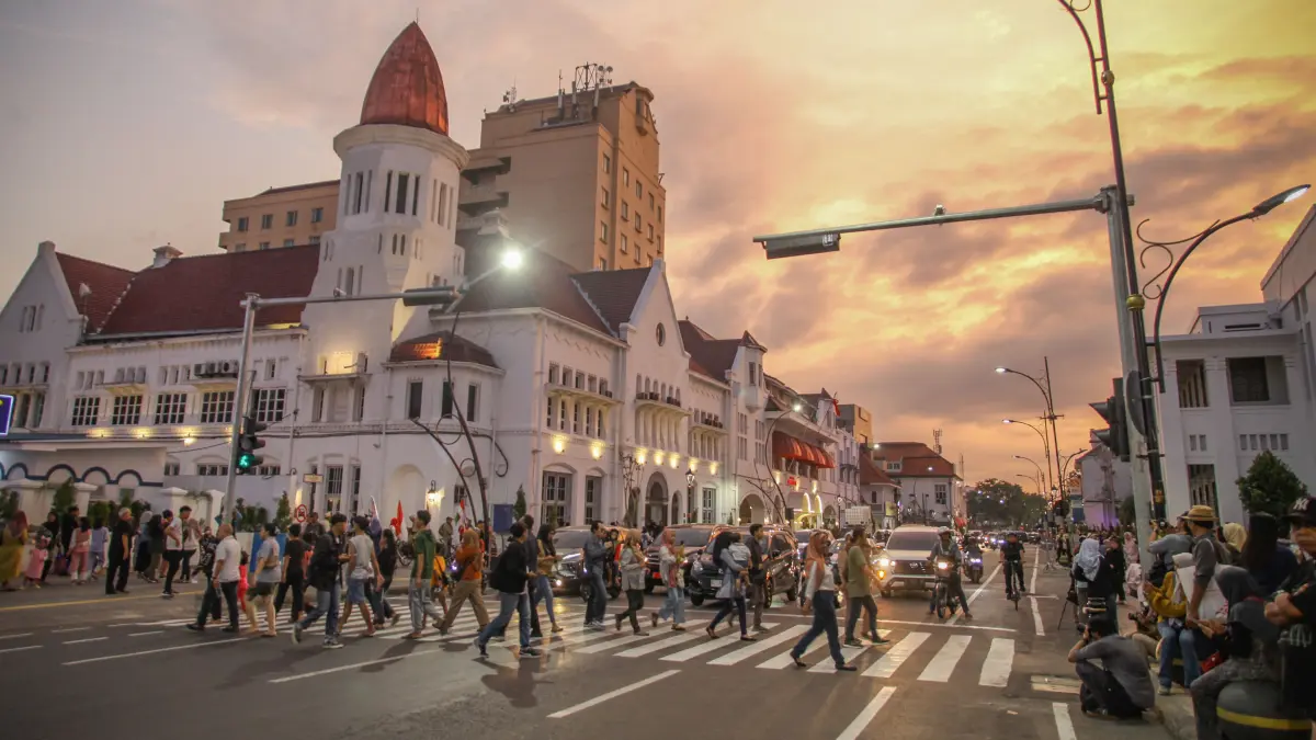Kawasan Kota Lama Surabaya menjadi lokasi syuting film bergenre action-thriller adaptasi dari serial zombie populer, Zona Merah. (SURYANTO/RADAR SURABAYA)
