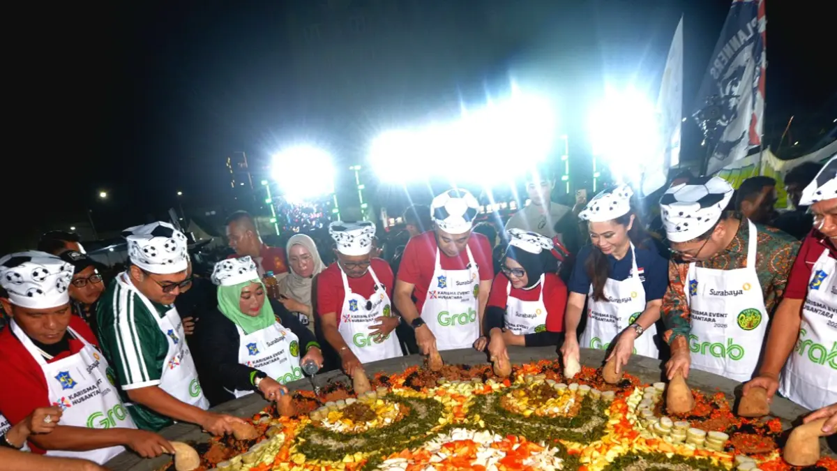 MERIAH: Wali Kota Surabaya Eri Cahyadi atau Cak Eri saat nguleg bareng forkopimda dan seluruh elemen masyarakat Surabaya di Festival Rujak Uleg 2026. Festival ini menjadi simbol kekompakan warga Surabaya. (IST/RADAR SURABAYA)