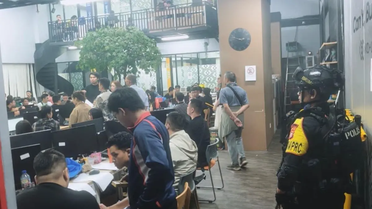 Penggerebekan ratusan WNA sindikat judi online di Hayam Wuruk Plaza Tower, Jakarta Barat. (ISTIMEWA)