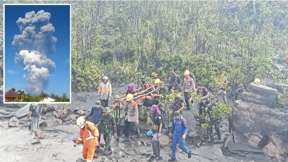 Proses evakuasi pendaki korban tewas saat erupsi Gunung Dukono. (Kondisi gunung yang masih terus erupsi (inset). (ISTIMEWA)