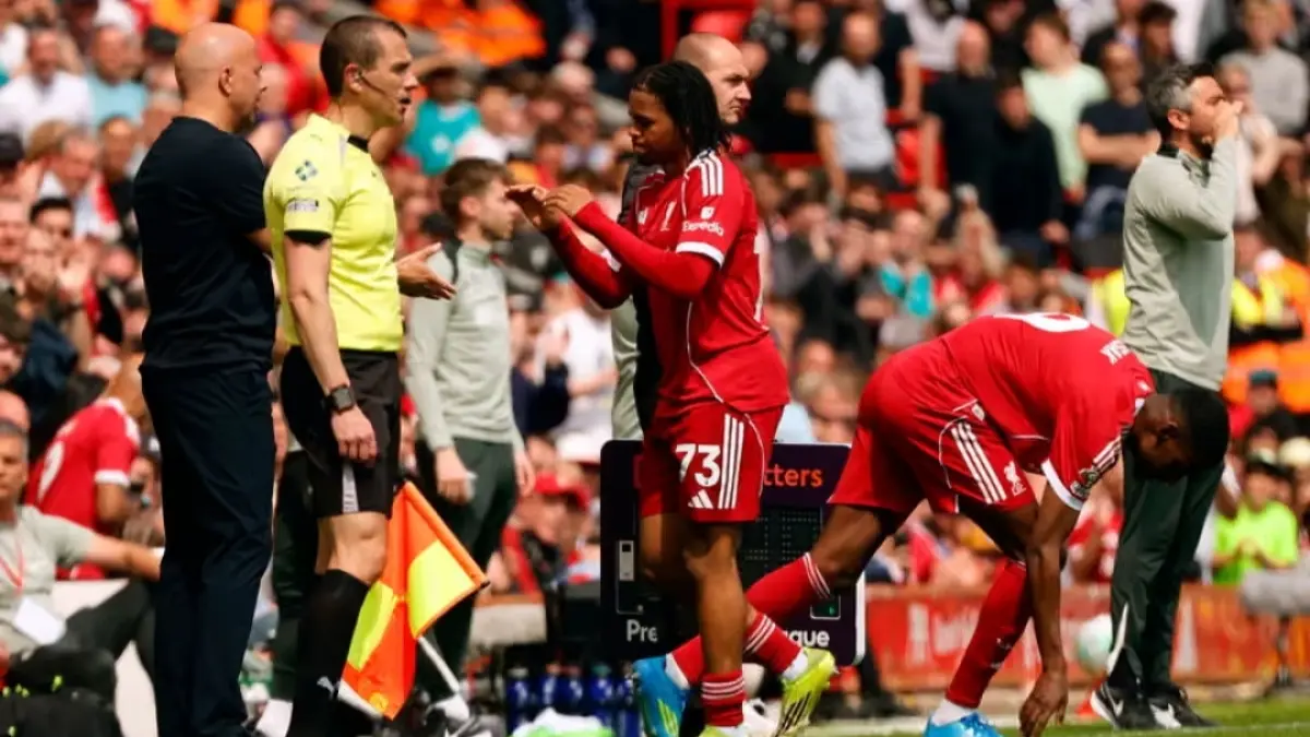 Arne Slot disoraki penonton ketika mengganti Rio Ngumoha. (The Guardian) 
