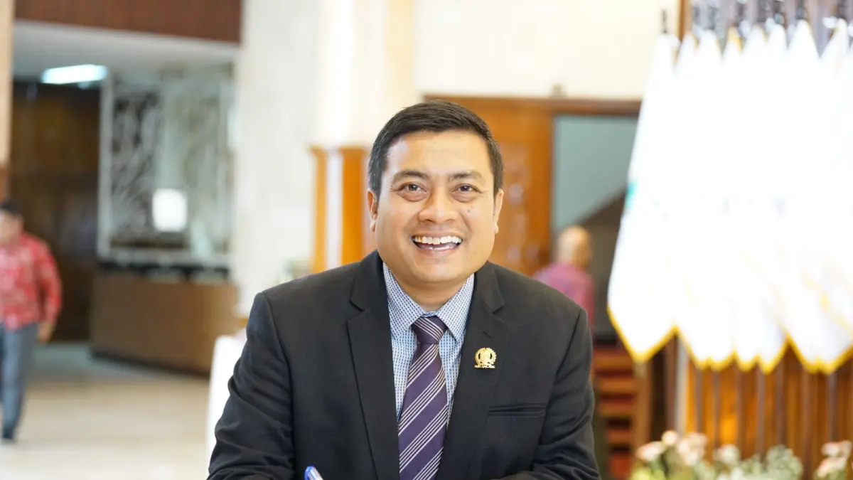 BERGERAK: Anggota Komisi E DPRD Jatim, Puguh Wiji Pamungkas, meminta ada solusi dari pemerintah terkait guru honorer yang terancam tak bisa mengajar pada 2027.(IST/RADAR SURABAYA)