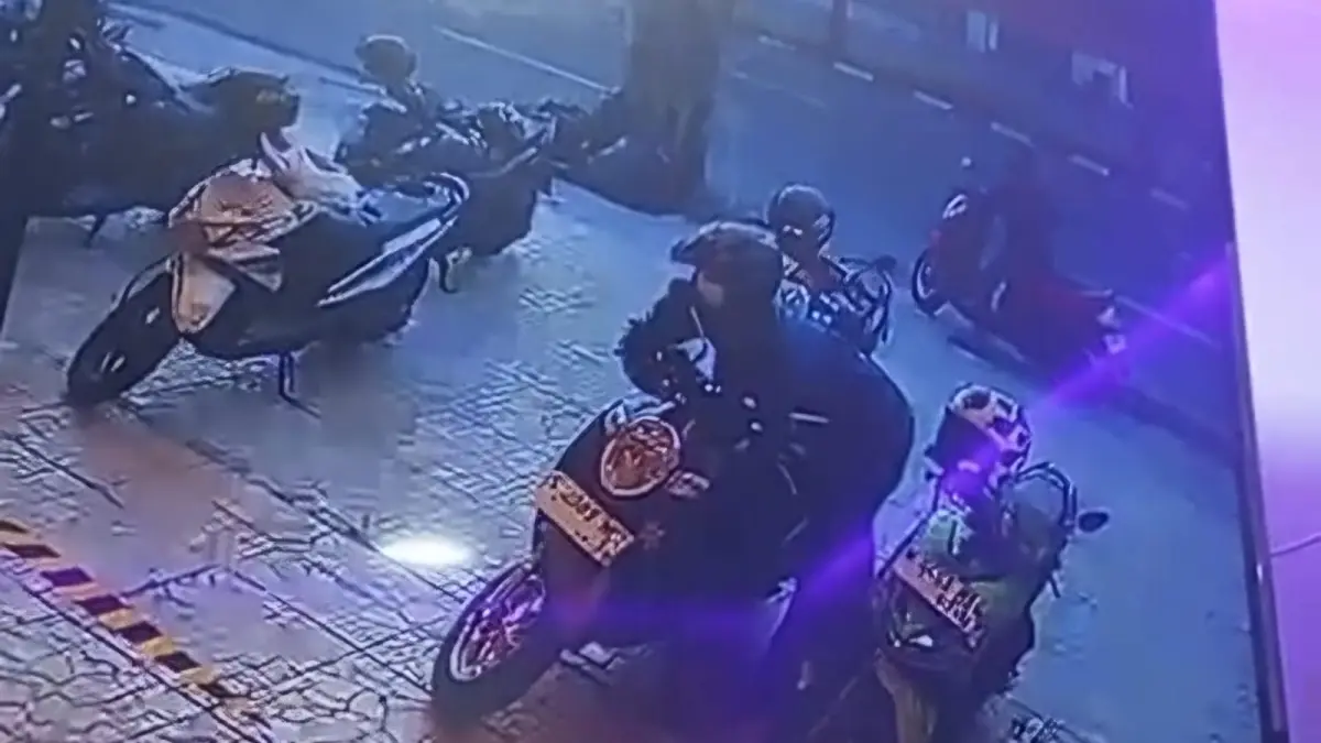 BERKOMPLOT : Dua pria terekam CCTV saat mencuri motor milik Rifqi di warkop Jalan Ngagel Jaya Selatan, Surabaya.(IST/RADAR SURABAYA)