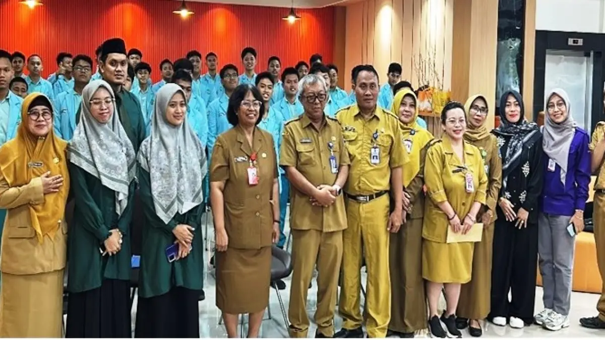 BERMANFAAT: Foto bersama pegawai RS Menur bersama siswa SMA Progresif Bumi Shalawat dalam rangka pelaksanaan program SDGs. &nbsp;
