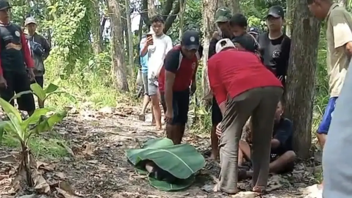 Jenazah M, yang ditemukan tewas tenggelam di kubangan bekas tambang galian C di Dusun Ngrampal, Sidolaju, Widodaren, Ngawi. (ISTIMEWA)