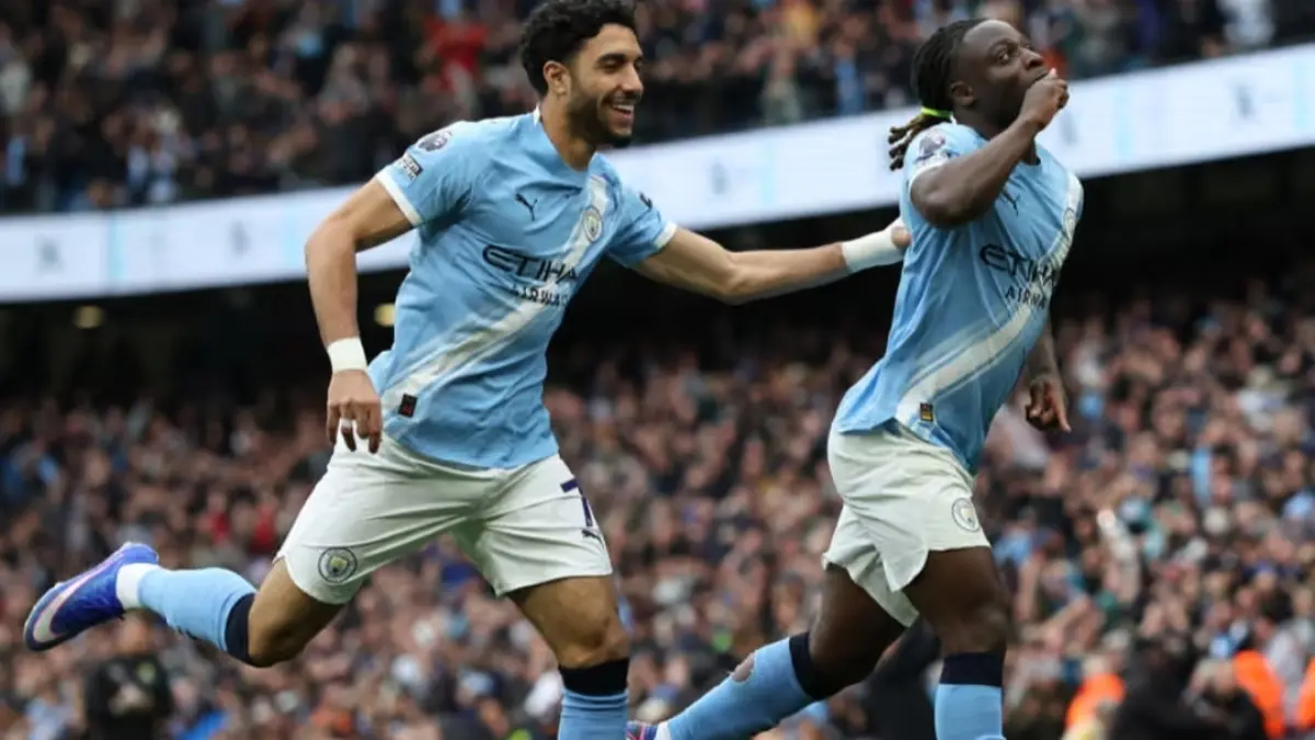 Jeremy Doku (kanan) dan Omar Marmoush lakukan selebrasi usai Doku cetak gol. (The Guardian) 