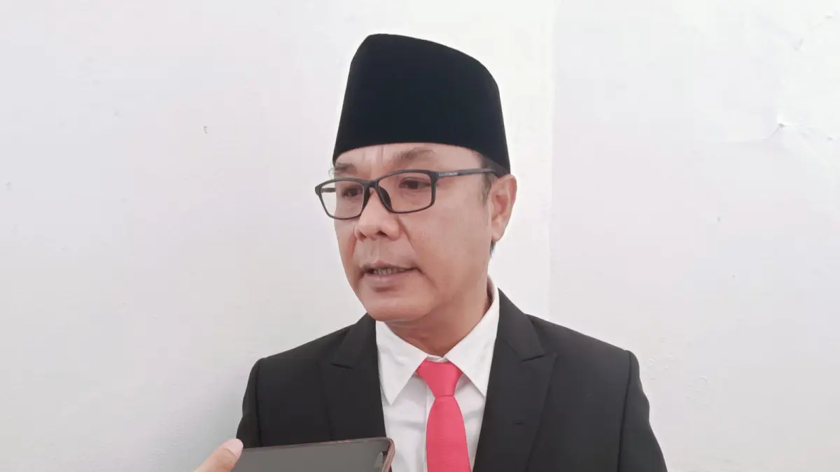 KENAIKAN: Plt Kepala DLH Kota Surabaya, M Fikser, mengungkapkan, Pemkot Surabaya menaikkan insentif penjaga TPS.(DIMAS MAHENDRA/RADAR SURABAYA)