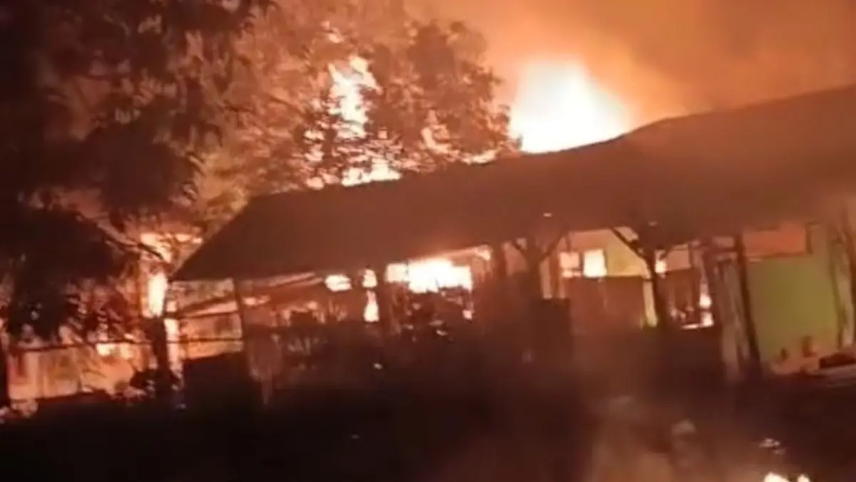 MEMBARA: Bangunan Ponpes Nurul Jadid di Mesuji, Lampung, dibakar massa terkait dugaan pencabulan oleh pimpinan, Sabtu (9/5) malam. (Istimewa)