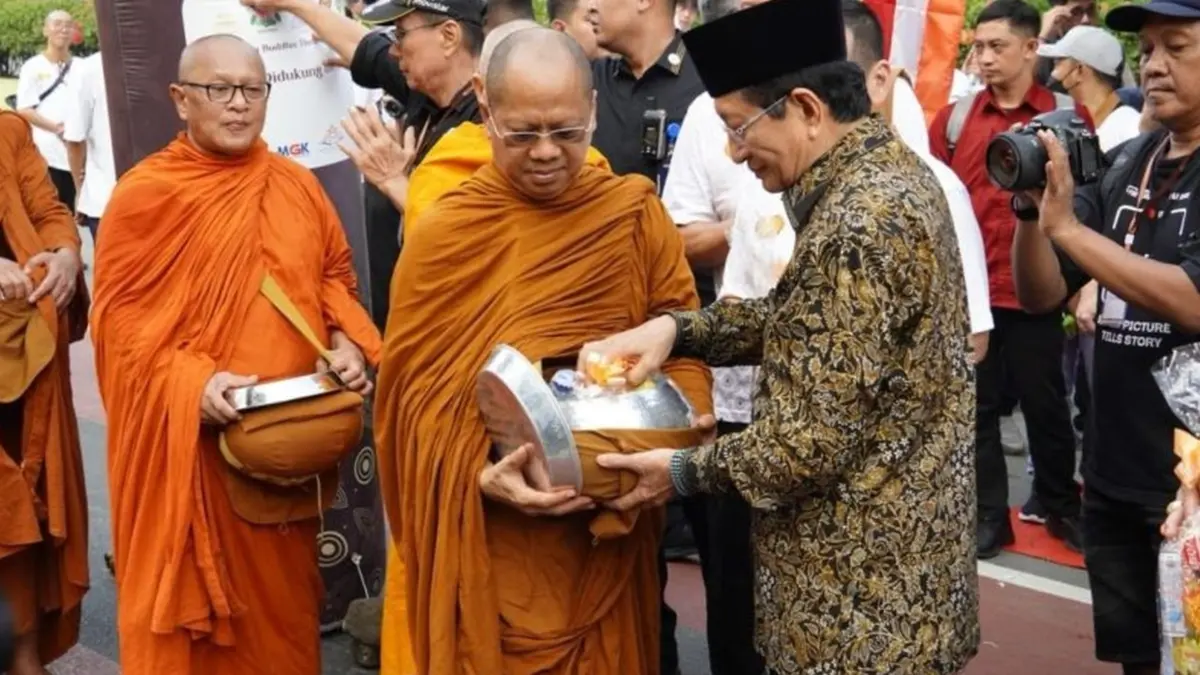 Menteri Agama Nasaruddin Umar menghadiri Pindapata Nasional Gema Waisak 2570 B.E, di Jakarta. (Istimewa)