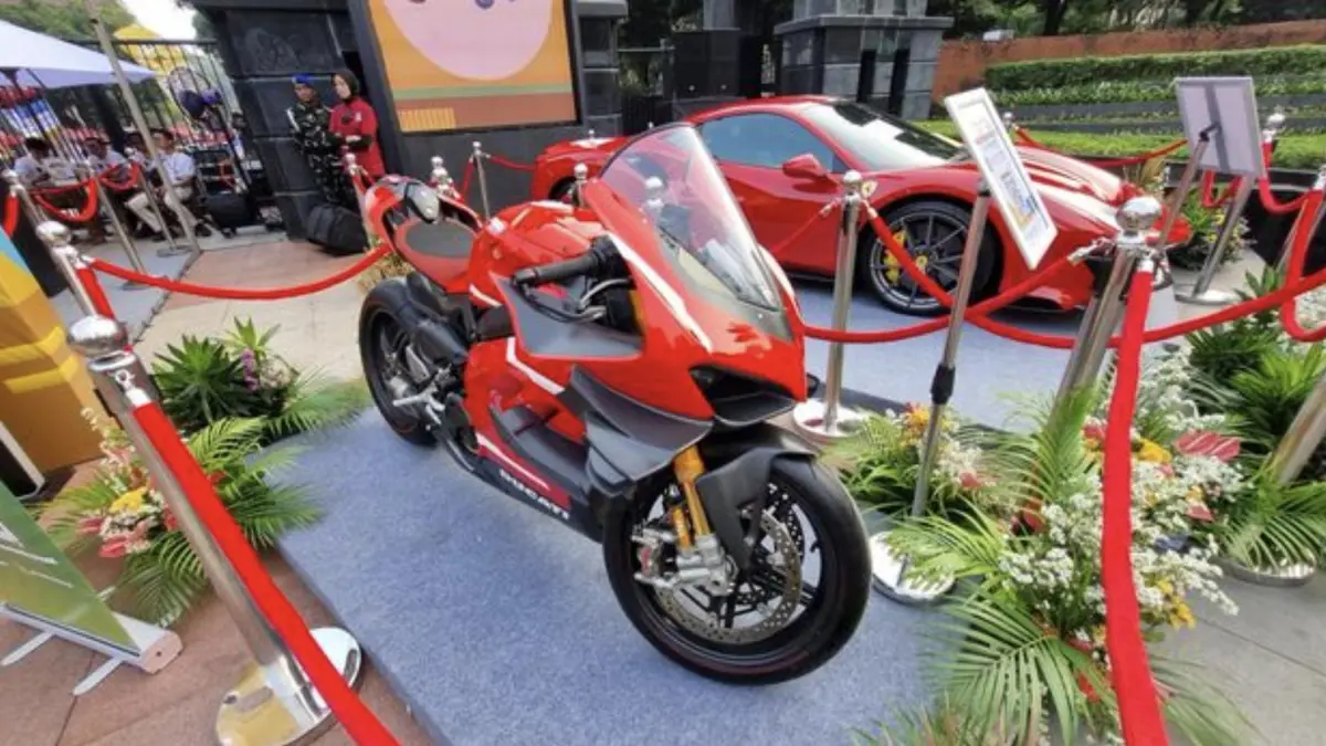 Motor Ducati dan mobil Ferrari yang dipamerkan CFD Sudirman dan bakal dilelang. (Detik.com)