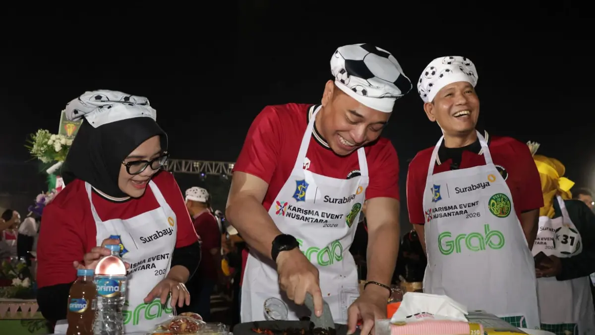 RACIK BUMBU: Walikota Surabaya, Eri Cahyadi di dampingi istri (kiri) siapkan bumbu spesial rujak.(ANDY SATRIA/RADAR SURABAYA)
