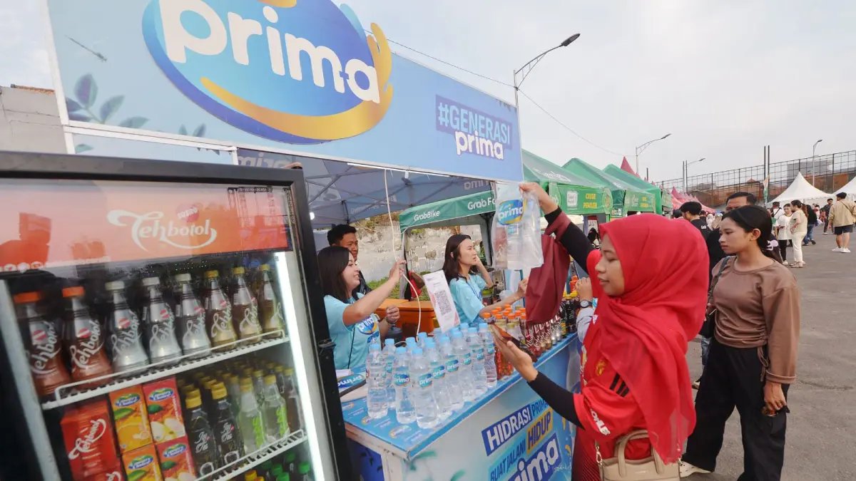 
SEGAR MENYEHATKAN: Air Mineral Prima mengajak masyarakat tetap memperhatikan hidrasi tubuh di setiap kegiatan dan padatnya aktivitas.(ANDY SATRIA/RADAR SURABAYA)
