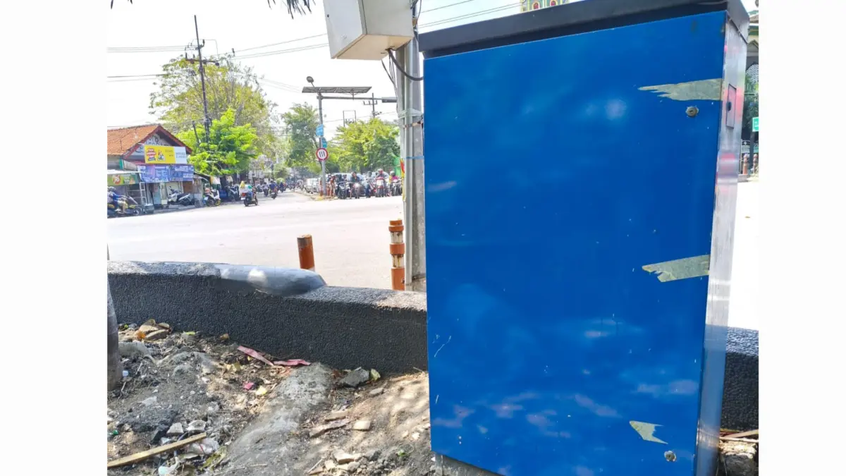 TAK BERFUNGSI: Komponen TL yang dicuri di Jalan Pegirian, Surabaya. Ini membuat TL di lokasi tersebut mati.(IST/RADAR SURABAYA)