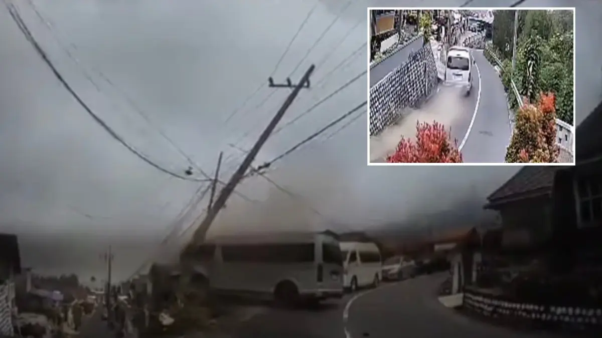 Toyota HiAce mengalami rem blong dan melaju kencang, tabrak beberapa kendaraan sebelum akhirnya berhenti karena menabrak tiang listrik. (Instagram)