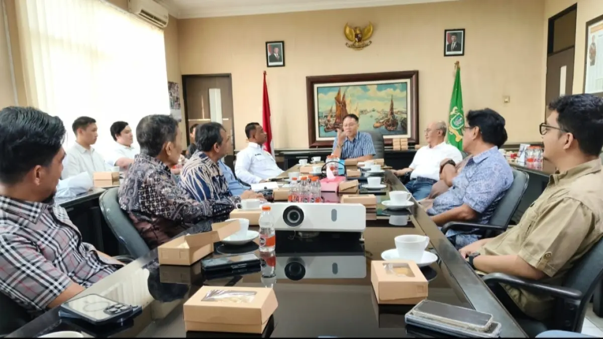 Wakil Ketua Umum Kadin Jatim Diar Kusuma Putra menyambut delegasi dari Kolaka Utara. 