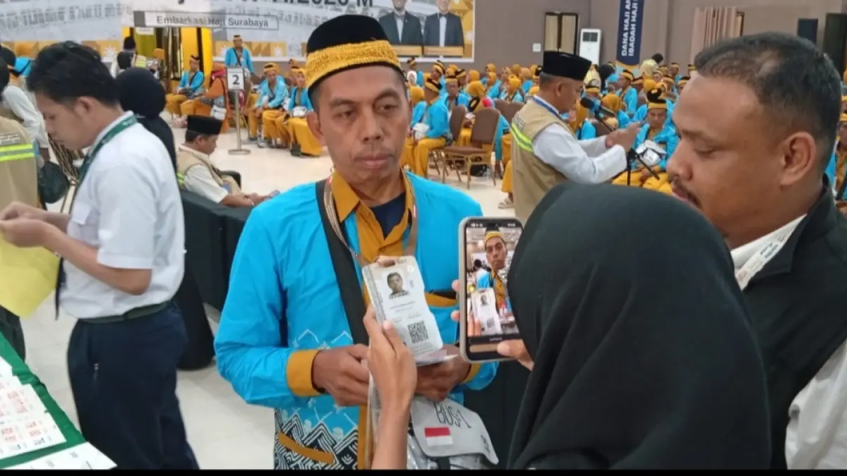 Pembagian kartu nusuk dilakukan di Asrama Haji Surabaya. (Rahmat Sudrajat) 