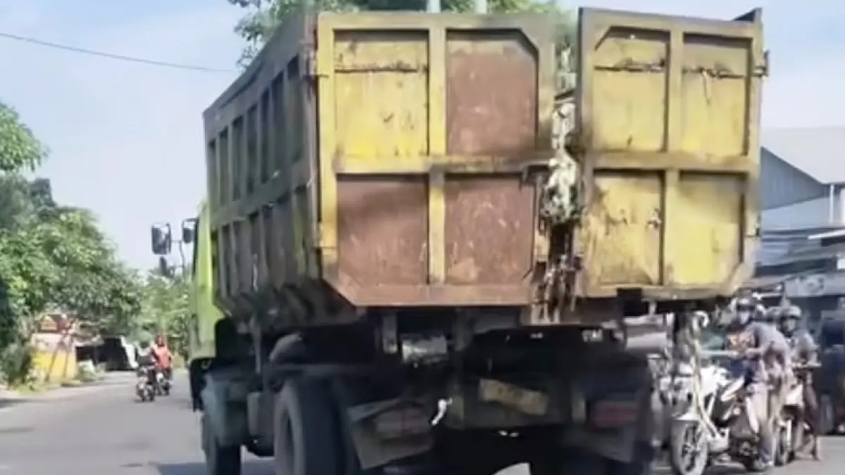 BUTUH PERBAIKAN: Kondisi salah satu armada sampah yang rusak.