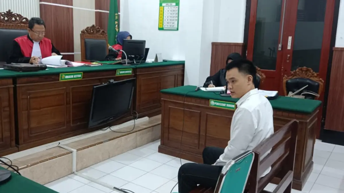 DISIDANG: Terdakwa Jerry dituntut tujuh bulan penjara usai melakukan penggelapan mobil saat sidang di PN Surabaya.(IST/RADAR SURABAYA)