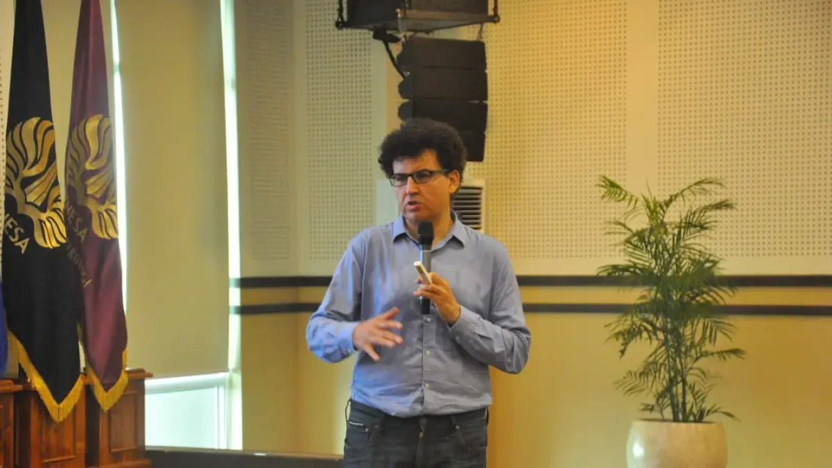 DISKUSI: Professor Ahmed Abdelhalim Moustafa Elsayed, Ph.D. dari Bond University, Australia, saat memberikan penjelasan saat sesi diskusi dalam Visiting Professor Program 2026 yang digelar Fakultas Psikologi Unesa.(DOK UNESA/RADAR SURABAYA)