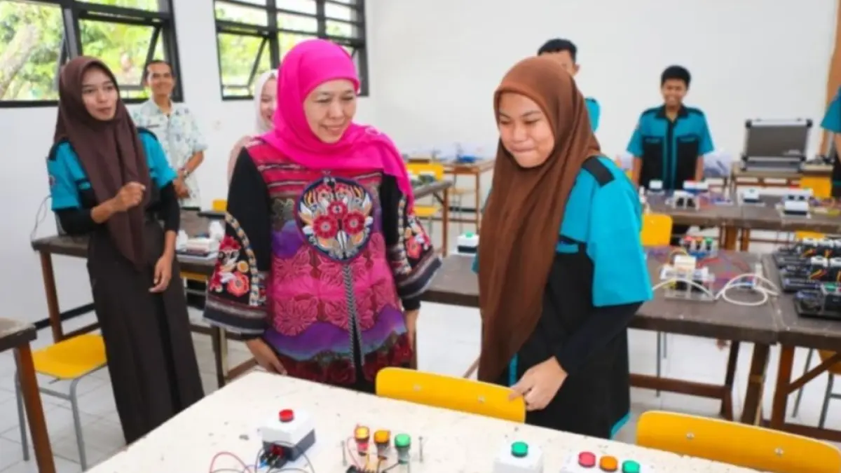 Gubernur Jawa Timur Khofifah Indar Parawansa melihat inovasi karya dari siswa SMK. (ANTARA/HO-Biro Adpim Pemprov Jatim). 