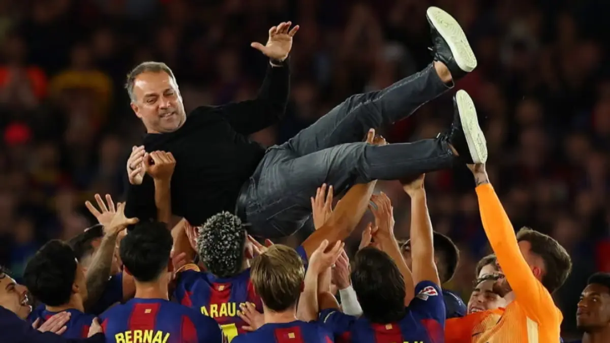 Hansi Flick membangun Barcelona seperti keluarga. (The Guardian) 