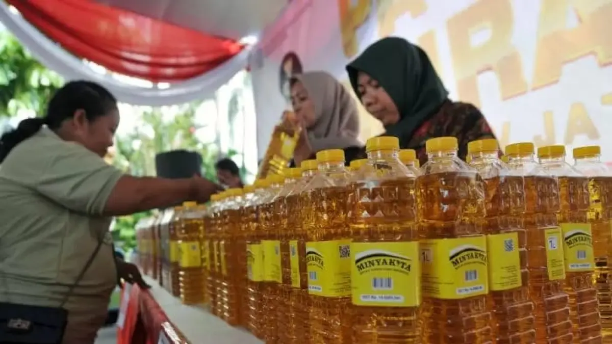 LANGKA: Ombudsman Jatim melihat MinyaKita mulai jarang ditemukan di pasaran baik di toko modern dan pasar tradisional. (ANDY SATRIA/RADAR SURABAYA)
