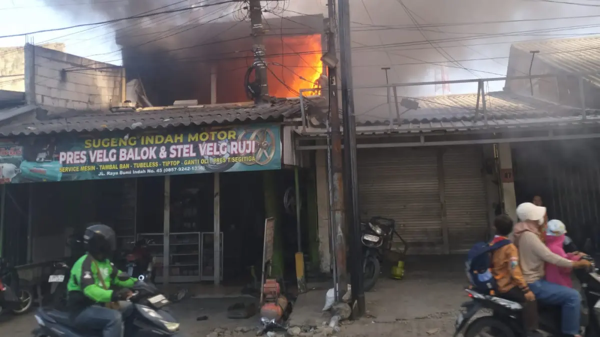 MENYALA: Bangunan bengkel terbakar di Jalan Bumi Indah, Lontar, Surabaya.(IST/RADAR SURABAYA)