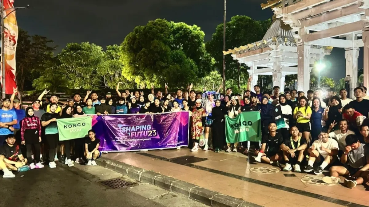 Para pelari Heritage Night Run berfoto di Tugu Pahlawan yang merupakan salah satu monumen bersejarah di Surabaya, Senin (11/5). (Istimewa) 