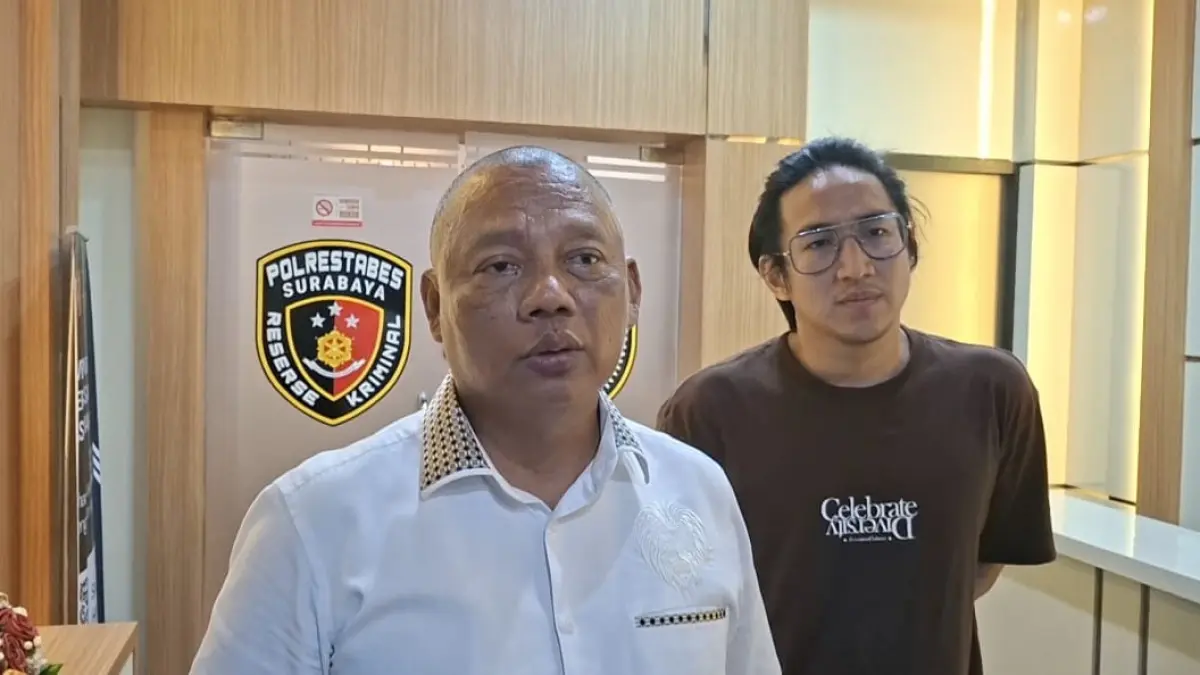 PENYEBAB: Kasatreskrim Polrestabes Surabaya AKBP Edy Herwiyanto (kiri) menyebut, pembunuhan satpam di pos Jalan Sukomanunggal Jaya, Surabaya, karena pembayaran pinjol.(MAHRUS/RADAR SURABAYA)