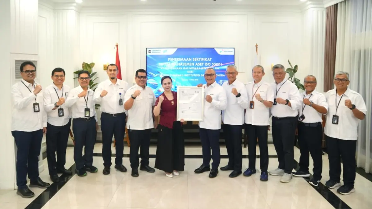 Penyerahan Sertifikat ISO 55001 dari British Standards Institution Group Indonesia diterima oleh Direktur Utama PGN Arief K. Risdianto, Senin (11/5). (PGN)