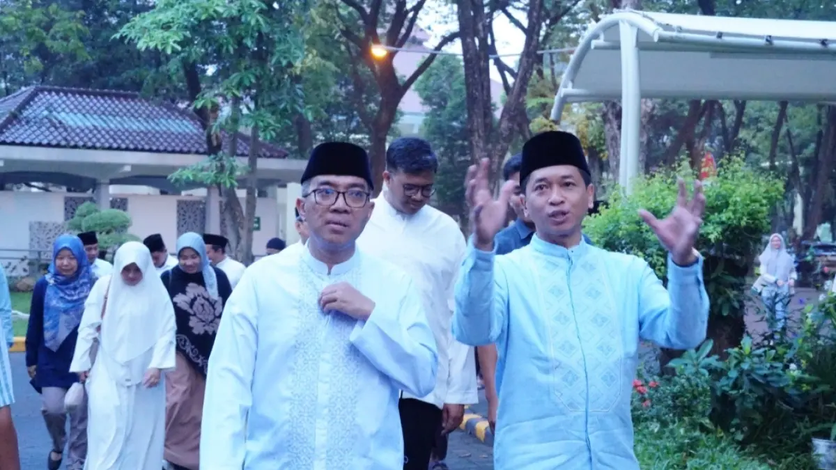 Prof Brian Yuliarto (kiri) bersama Rektor IT