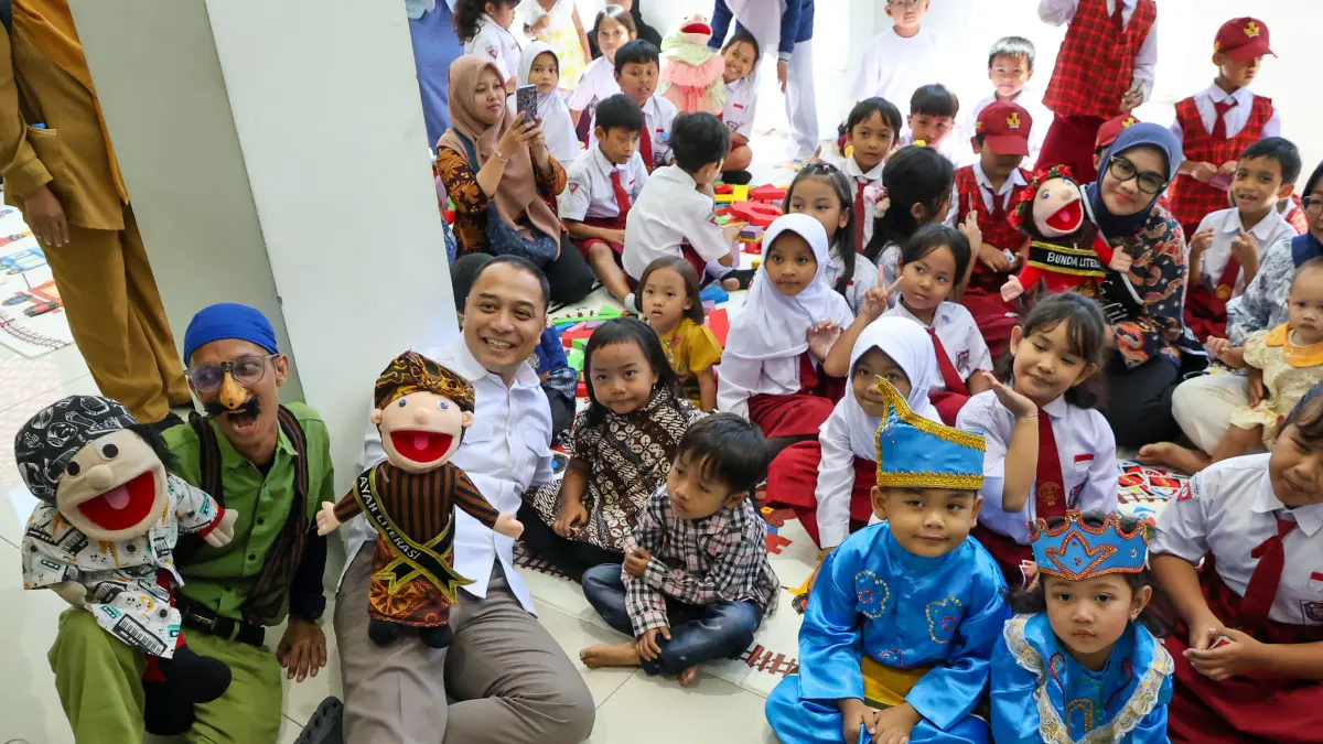 Wali Kota Surabaya Eri Cahyadi bersama Bunda Literasi Surabaya Rini Indriyani saat mendongeng bersama di depan siswa Surabaya. (HUMAS PEMKOT SURABAYA)