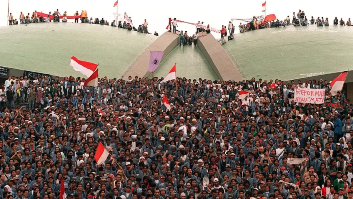 Aksi Mei 1998 menjadi titik balik sejarah Indonesia, dimana ribuan orang bersatu menuntut reformasi. (AFP)