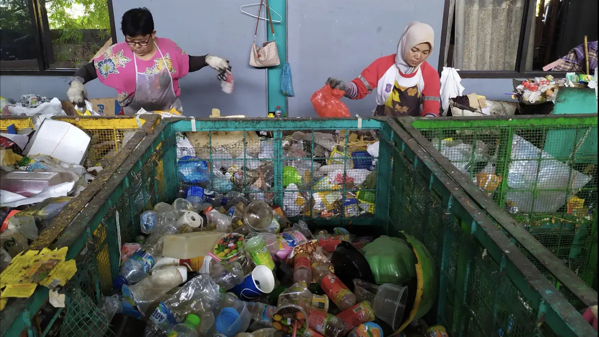 Aktivitas pemilahan sampah di TPST 3R Jambangan, Surabaya. (SURYANTO/RADAR SURABAYA)