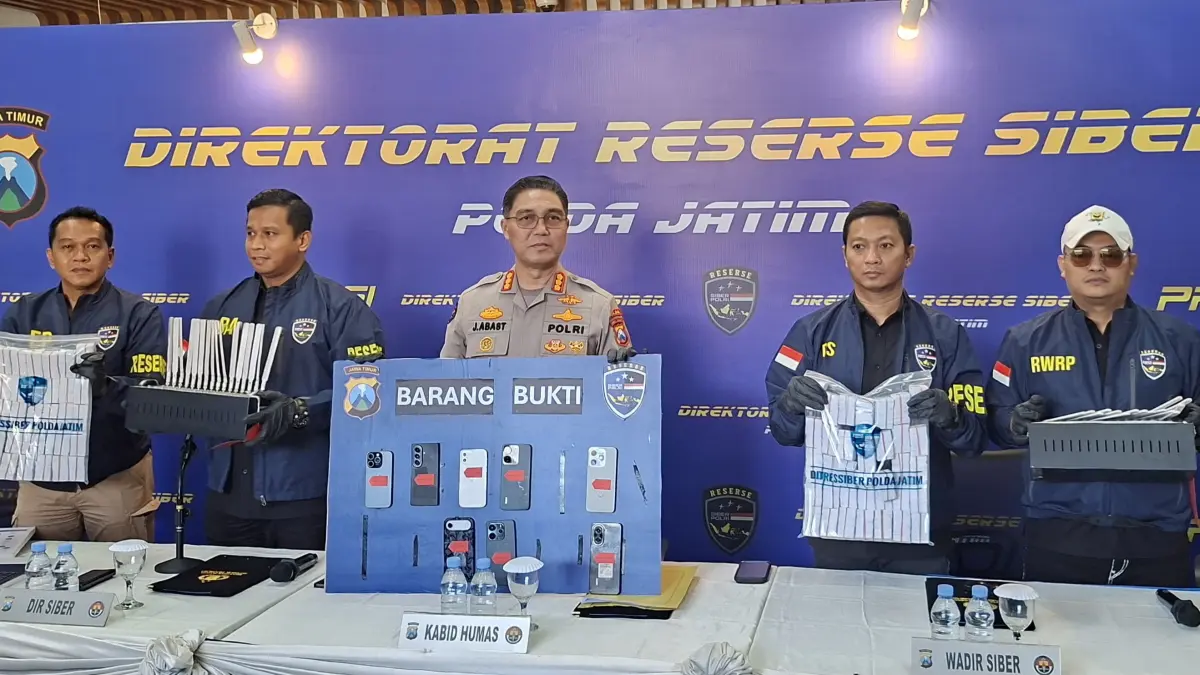 DIAMANKAN: Puluhan ribu sim card diamankan dari sindikat penjual kode OTP. Polda Jatim temukan sebanyak 25.400 sim card sudah teregistrasi. (MAHRUS/RADAR SURABAYA)