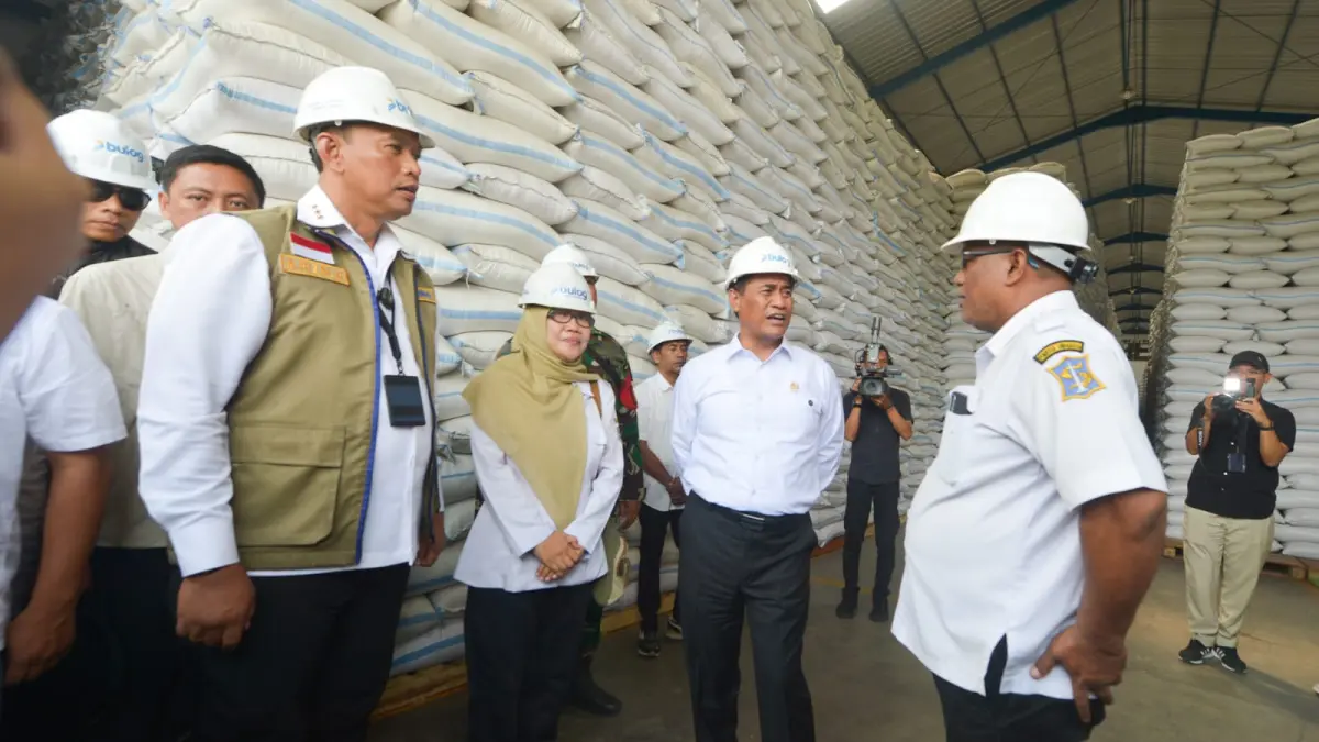DIPERLUAS: Pimpinan Wilayah Bulog Jatim, Langgeng Wisnu Adinugroho (kanan) menunjukkan kapasitas penyimpanan gabah miliknya ke Menteri Pertanian Andi Amran Sulaiman.(dua dari kiri).(IST/RADAR SURABAYA)